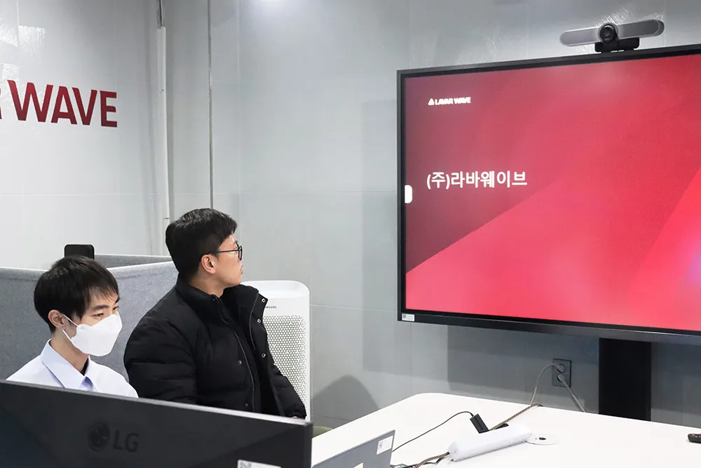 라바웨이브 소개 중인 솔루션 팀 직원, 대면 상담 후기